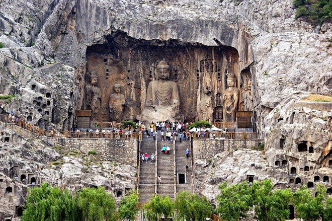 97,000 Buddha statues carved into Longmen Grottoes
